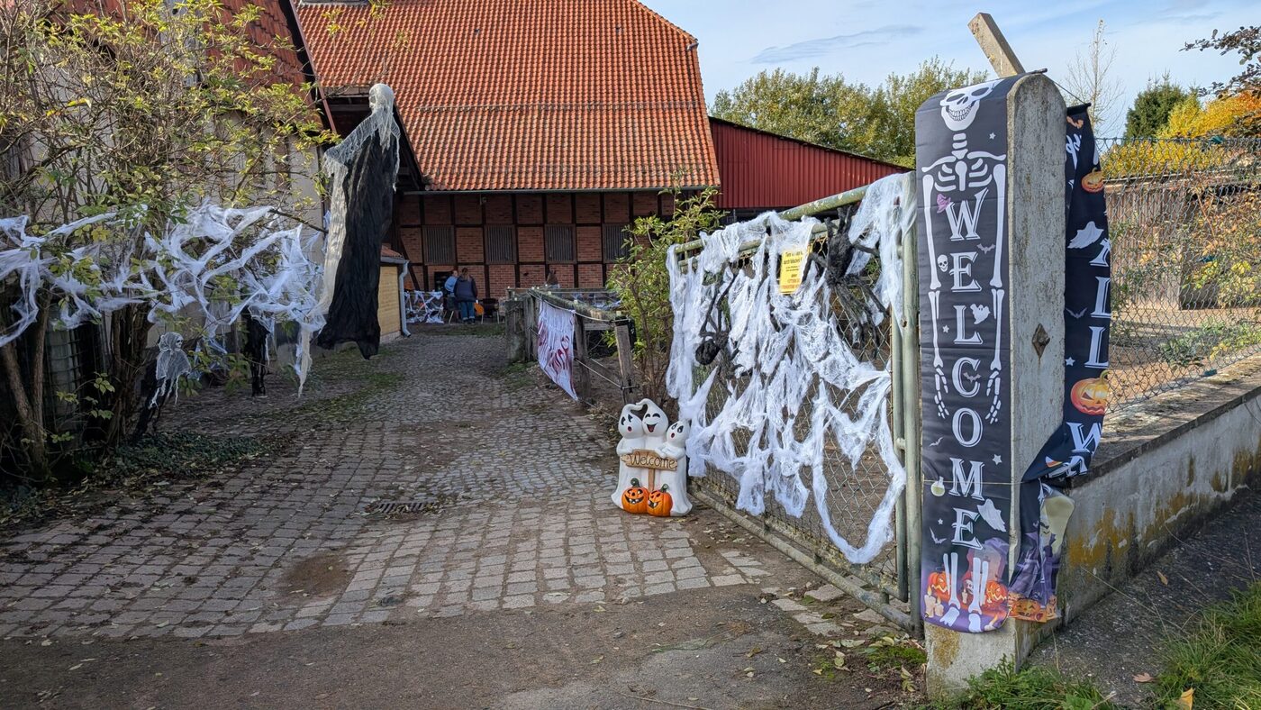 Ponyabenteuerland Hannover: geschmückter Hof mit WELCOME-Banner